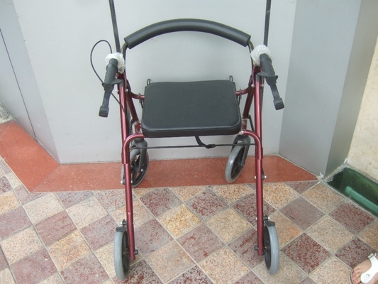 O passeio dobrável da mobilidade ajuda à posição de alumínio da terapia da reabilitação para enfermos